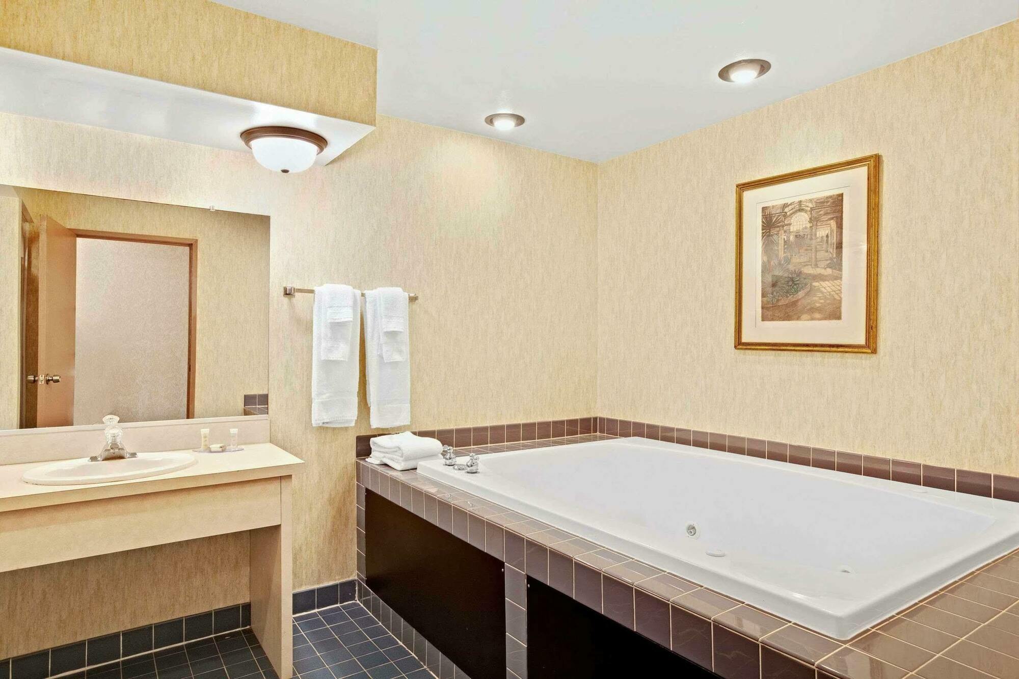 Howard Johnson By Wyndham Blackwood Near Philadelphia Exterior photo
